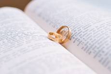 Eheringe auf einer Bibel